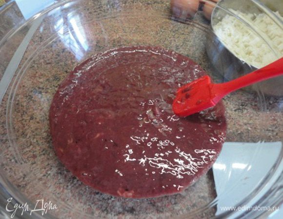 Мякоть булки раскрошить, залить водой, дать размякнуть и с помощью блендера довести до кремообразного состояния. Масло размягчить при комнатной температуре.
Печень измельчить блендером.
