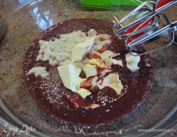 В печень добавить хлеб, сливочное масло и взбить. Затем добавить яйца, сливки, измельченный чеснок, коньяк, соль, специи. Взбить.