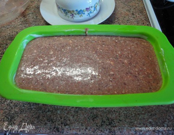 Выложить смесь в форму. Наверное, моя форма маловата. Лучше брать побольше.