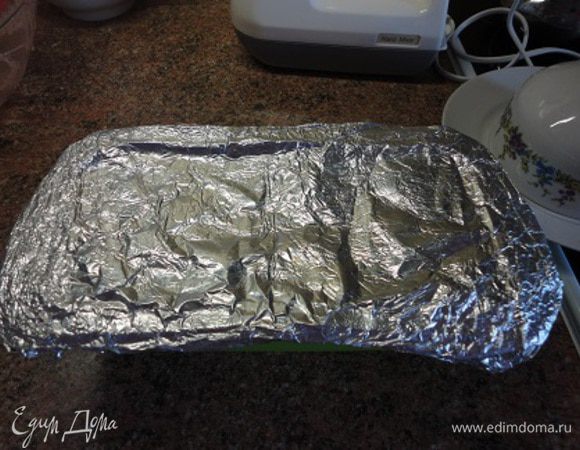 Плотно закрыть фольгой и запекать в духовке 1 час при температуре 200 градусов. Мне пришлось ставить лист на низ духовки, т.к. из-под краев фольги капал сок.