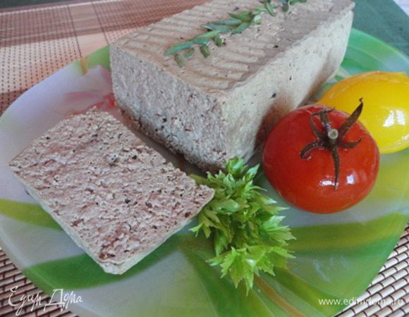 Полностью остудить, не вынимая из формы и поставить в холодильник на 8 часов.
Готовый паштет обязательно закрывайте пленкой, храните в закрытой посуде, иначе он быстро окислится.
