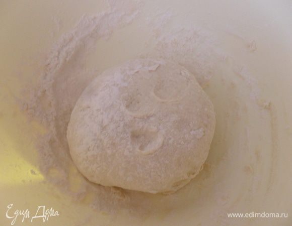 Смешать муку с нарезанным кусочками маргарином и солью. Влить воду, воды может понадобится больше и замесить тесто. Завернуть в пищевую пленку и на час убрать в холодильник.