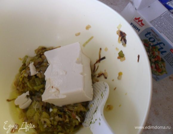 Смешать лук с сыром Тофу, добавить соль, белый перец и мускатный орех.