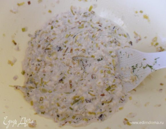 Влить сливки и перемешать. А можно после уже когда выложите начинку, то сверху залить сливками.