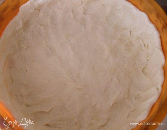 Тесто достать и выложить в форму 24 см диаметром, сделать бортики.