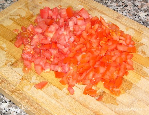 Помидоры, при необходимости, очистить от кожи и нарезать мелкими кубиками. Мои были магазинные тонкокожие, кожу не снимала.