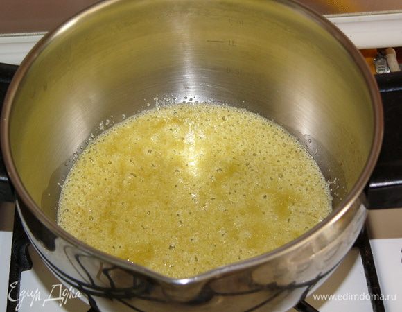 В кастрюле разогреть оливковое масло и всыпать две горсти манки. Обжарить манку до легкого изменения цвета.