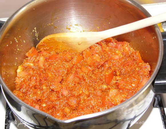 Добавить в кастрюлю помидоры и 1 ст. ложку томатной пасты, прожарить, помешивая, еще минуту. 