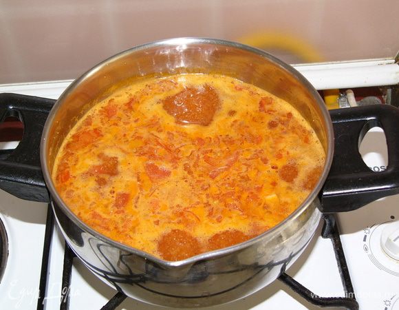 Влить 4 стакана воды или бульона, добавить соль и черный перец и оставить повариться 10-15 минут, после чего суп выключить.