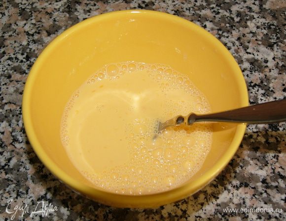 Теперь готовим заправку. Отделяем желтки от белков и хорошо смешиваем 2 желтка с полстаканом молока до однородной массы.