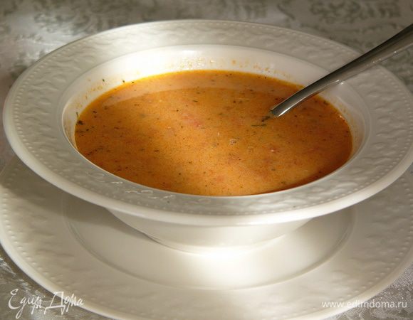 Вливаем заправку в суп, постоянно помешивая. Подавать горячим, приправив сухой мятой.