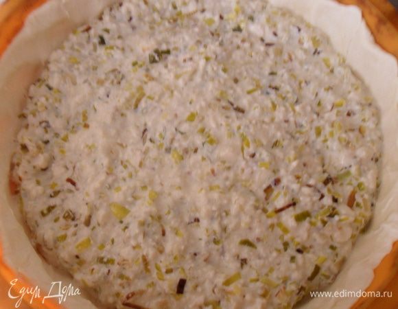 Выложить начинку на тесто. 