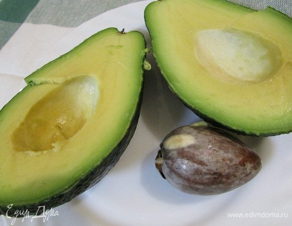 Авокадо помыть, обсушить, вынуть косточку. Ложкой вынуть мякоть.