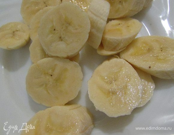 Банан помыть, почистить и нарезать небольшими кусочками.
