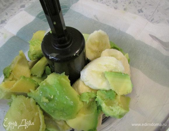 В чашу блендера выложить кусочки банана и авокадо. Пробить до однородной массы.