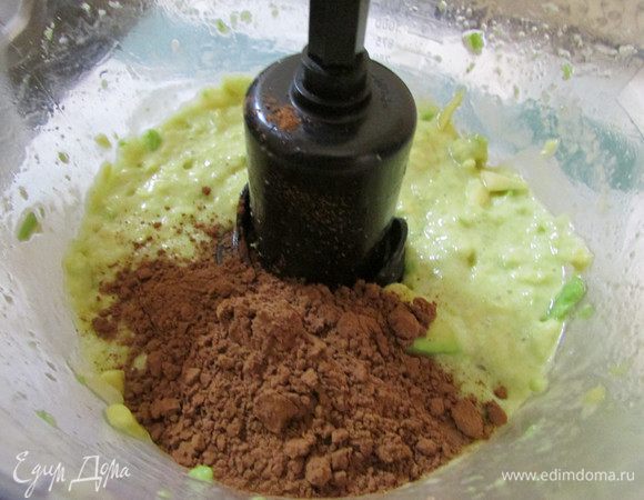 Затем добавить мёд, корицу и какао-порошок. Ещё раз хорошо пробить.