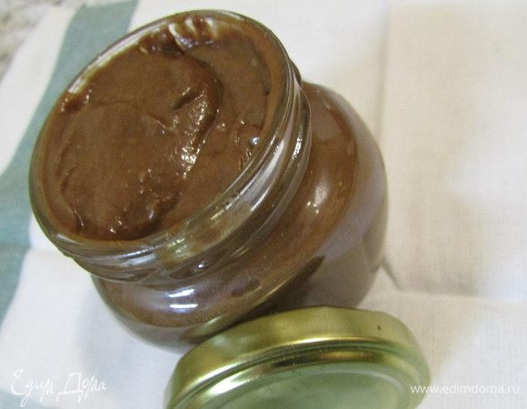 Разложить шоколадную пасту по баночкам и отправить в холодильник на пару часов.