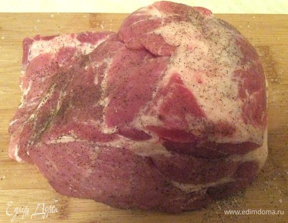 Мясо необходимо посолить и поперчить по вкусу.