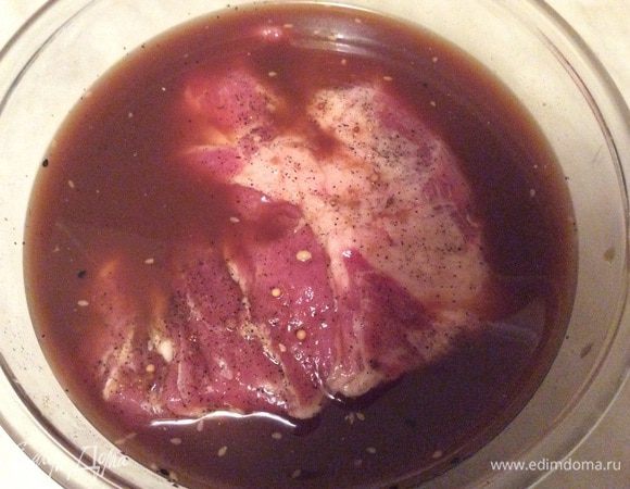 Соевый соус, воду, горчицу двух видов (русская и французская с зернами) необходимо отдельно смешать в миске, затем положить туда мясо и оставить мариноваться минут на 20-30. Если есть время, то лучше, конечно, мясо оставить на пару часов, а то и на ночь, тогда мясо полностью пропитается соевым соусом.