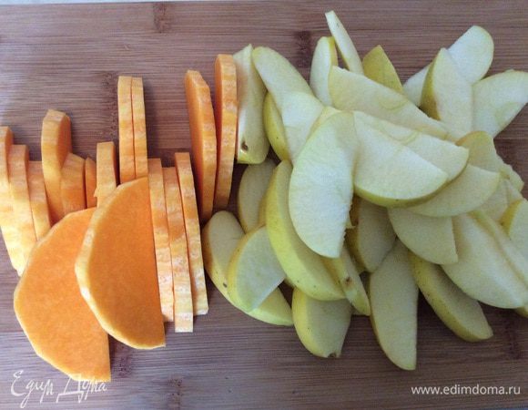 Отдельно ломтиками режем яблоки и тыкву. Яблоки беру сорта Лигольд (кисло-сладкие, твердые).