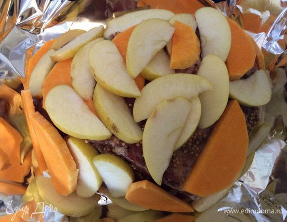 Смазываем растительным маслом фольгу, на дно обязательно выкладываем тыкву и яблоки, затем мясо. Дополнительно мясо смазать горчицей зерновой и сверху еще выложить слой фруктов.