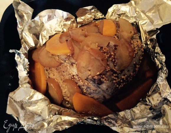 Мясо отлично сочетается с отварным картофелем. Тыкву и яблоки всегда подаю вместе с мясом, а сок, который образовался, подаю в отдельной посуде как соус или просто поливаю им мясо (на ваш выбор).
Сладковатое ароматное блюдо для ценителей вкусной еды станет вкусным украшением вашего стола!

Всем приятного аппетита!
