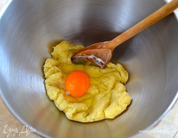 Я переложила тесто в миску для взбивания. Добавить одно яйцо и вмешать его в тесто до однородного состояния.