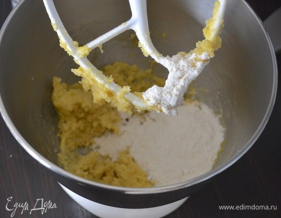 Начать замешивать тесто, постепенно добавляя в него оставшуюся муку. Это безусловно, можно сделать и вручную. Муки может уйти чуть меньше, все зависит от ее качества.