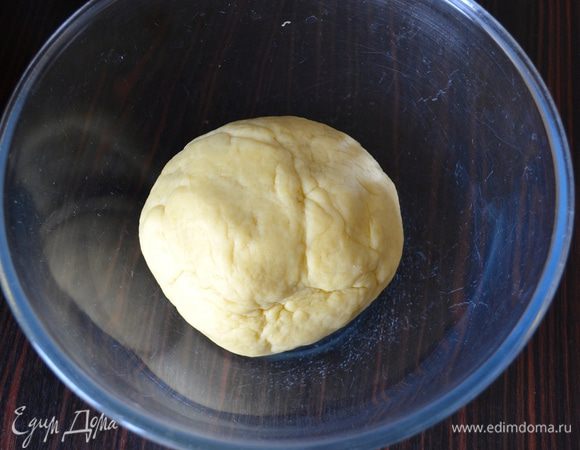 В итоге тесто должно получиться достаточно плотное и послушное. Накрыть его пленкой и отложить.