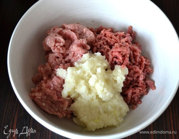 В блендере измельчить лук до состояния кашицы. Добавить все к мясу.