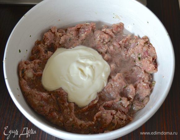 И теперь "секретный" ингредиент. Добавить в фарш сметану и бульон. Фарш становится по консистенции как густая кашица. Сметану можно заменить и на сливки.