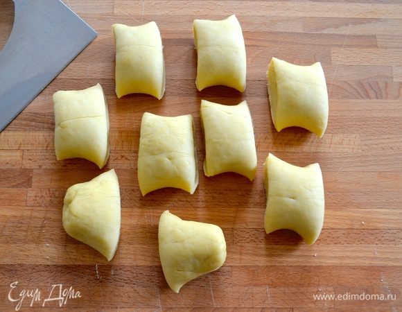 Из теста сформировать колбаску. Затем нарезаем её на одинаковые кусочки, весом приблизительно по 65 г. У меня получилось 9 кусочков одинакового размера. После я их раскатывала в тонкую лепешку и подравнивала с помощью диска, диаметром 21 см. В итоге из оставшихся обрезков у меня насобиралось еще 65 г теста на полноценный десятый чебурек!) И начинки хватило ровно на это количество чебуреков.