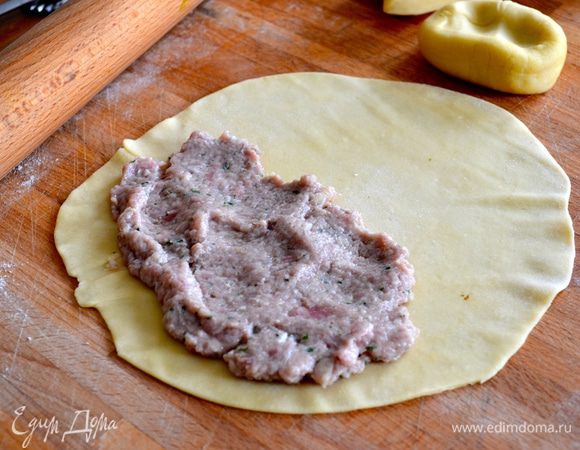 Итак, раскатать из теста лепёшку и распределить фарш тонким слоем по половине лепёшки.