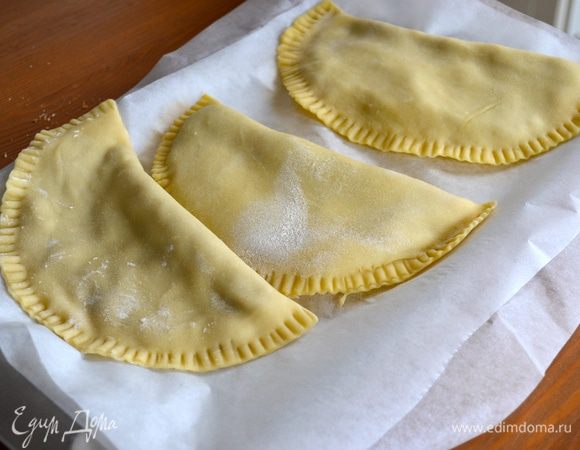 Подготовить таким образом все 10 чебуреков.
