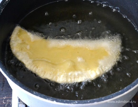 В глубокой сковороде, кастрюле для глубокой жарки прогреть растительное масло. Проверить нагрев масла очень просто, достаточно бросить в масло кусочек теста или погрузить кончик деревянной шпажки. Если масло стало пузыриться, значит оно готово. Жарить чебуреки по одному или два, переворачивая очень аккуратно, чтобы нечаянно не проколоть.