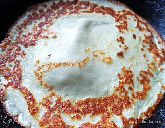 Тесто смешиваем блендером и наливаем понемногу тонко в прогретую сковороду, капнув немного масла. Жарим все блинчики.