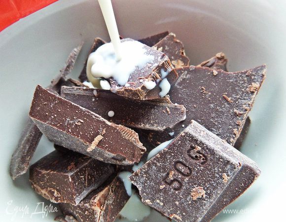 Для начинки растопить на водяной бане поломанный шоколад с добавлением сливок или молока немного.