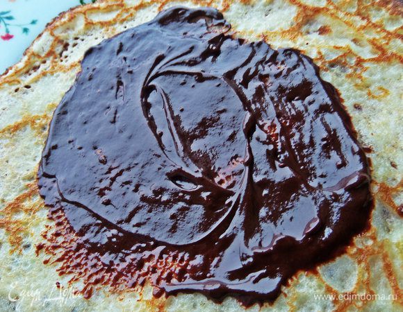 В центре блина намазать круг.