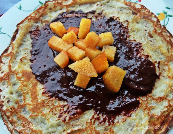 Положить ложку кубиков из хурмы.