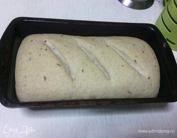 Духовку разогреть до 220С.
На готовой буханочке можно сделать надрезы. Отправляем в духовку - предварительно распылить в неё водой из пульверизатора.
Через 10 минут уменьшить температуру до 180С 
Общее время выпечки 35-40 минут
