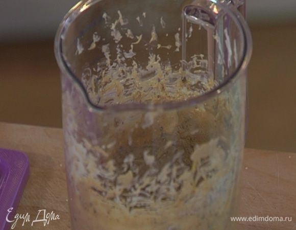 Добавить яйцо, сахарный сироп, ванильный экстракт, соль и взбить все в однородную массу.