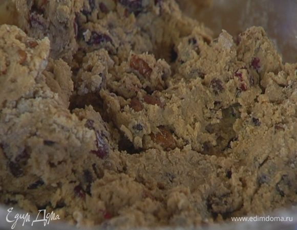 Добавить клюкву, орехи, затем небольшими порциями всыпать муку и вымешать тесто.