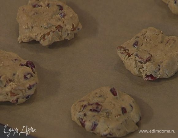 Из теста сформировать небольшие лепешки и выложить на противень.