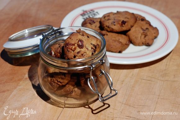 Выпекать печенье в разогретой духовке 8–10 минут.