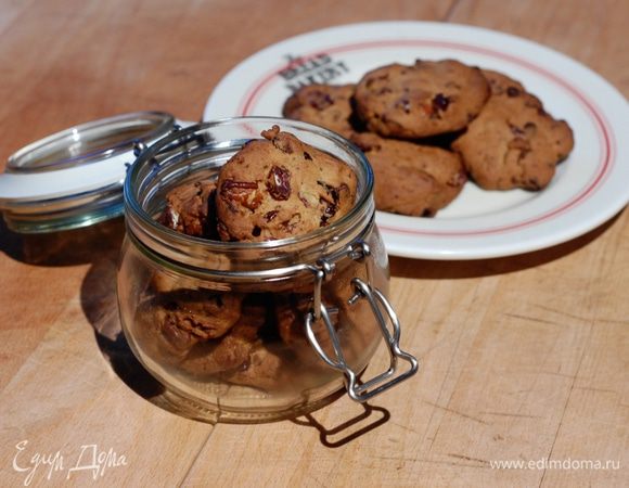 Выпекать печенье в разогретой духовке 8–10 минут.