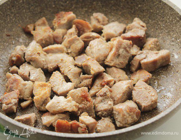 Филе индейки порежьте кусочками и обжарьте до золотистой корочки на оливковом масле. Затем отложите в отдельную тарелку.
