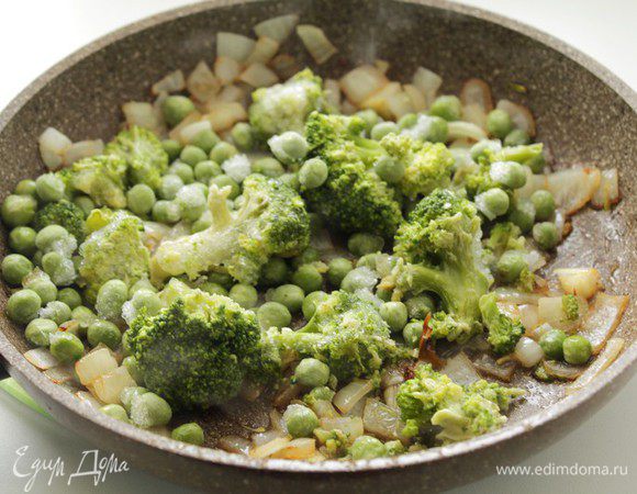 Крупно нарежьте большую луковицу и обжарьте, добавьте горошек и брокколи, потушите несколько минут.