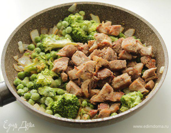 Затем добавьте обжаренную индейку.