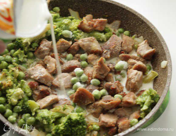 Влейте сливки и перемешайте, приправьте по вкусу и посолите.