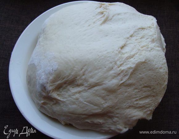 Тесто проще всего замесить в хлебопечке. Дрожжи залить 50 мл теплой воды, дать подойти. 
Йогурт вылить в посуду, добавить яйцо, перемешать, добавить мягкое сливочное масло (40 г), взбить. Добавить соль, сахар, ванилин, дрожжи. Просеять муку, замесить тесто, вымесить до гладкого состояния, оставить в теплом месте до увеличения объема в 2-3 раза, тесто осадить.